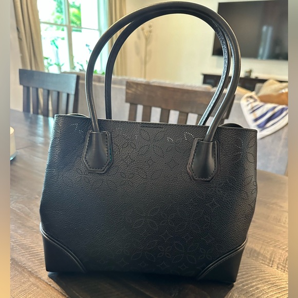 Like new Michael Kors Bag - Picture 2 of 9